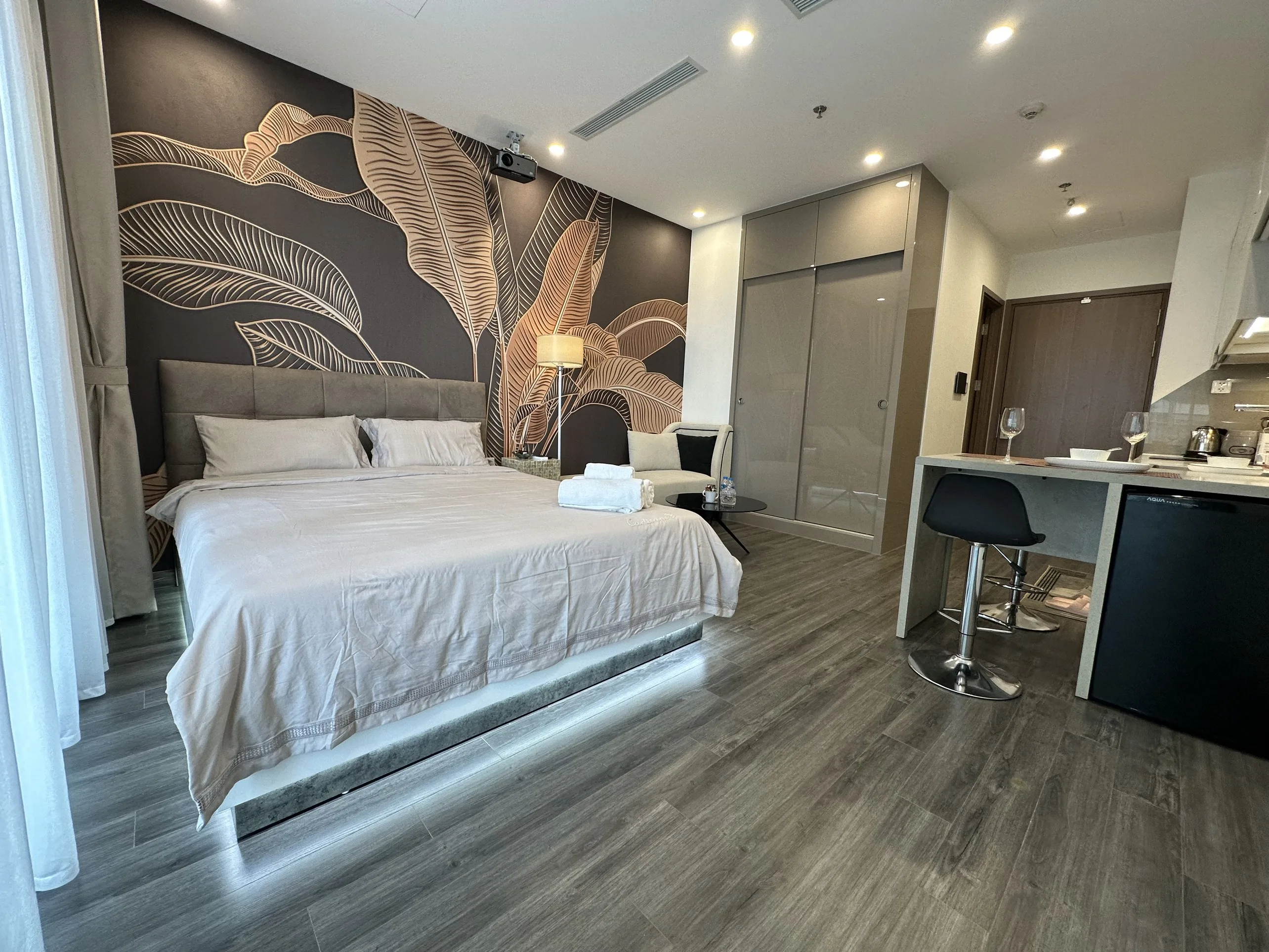 Tonkin 2-Vinhomes Smart City, view bể bơi, có máy chiếu