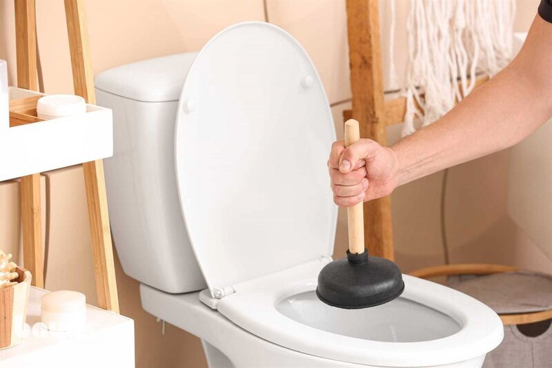 Cách thông tắc bồn cầu - Bước 2: Dùng cốc thụt Cách thông tắc bồn cầu - Bước 2: Dùng cốc thụt
